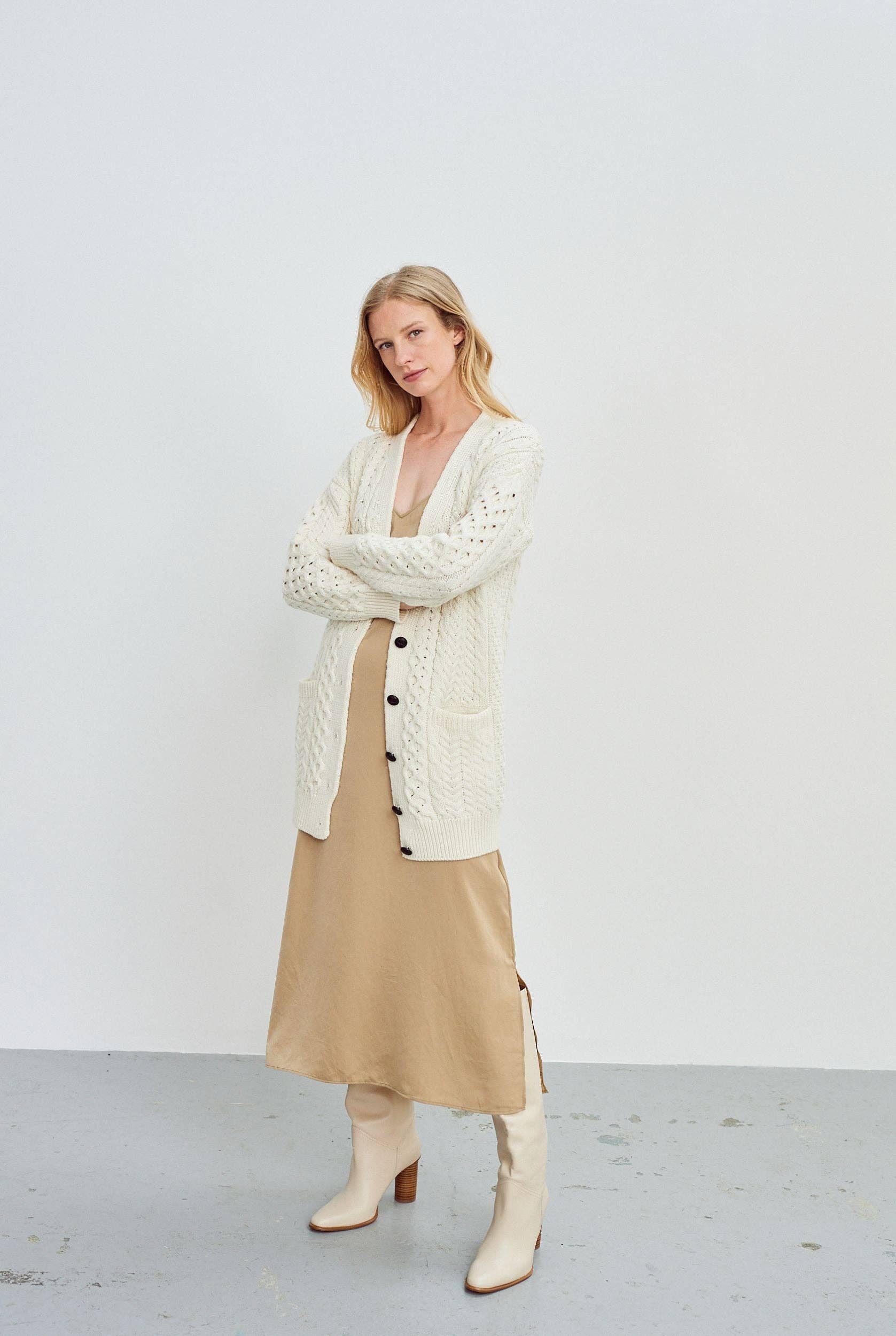 lange Aran Strickjacke in klassischem Design mit V-Ausschnitt und traditionellem Zopfmuster aus Merinowolle