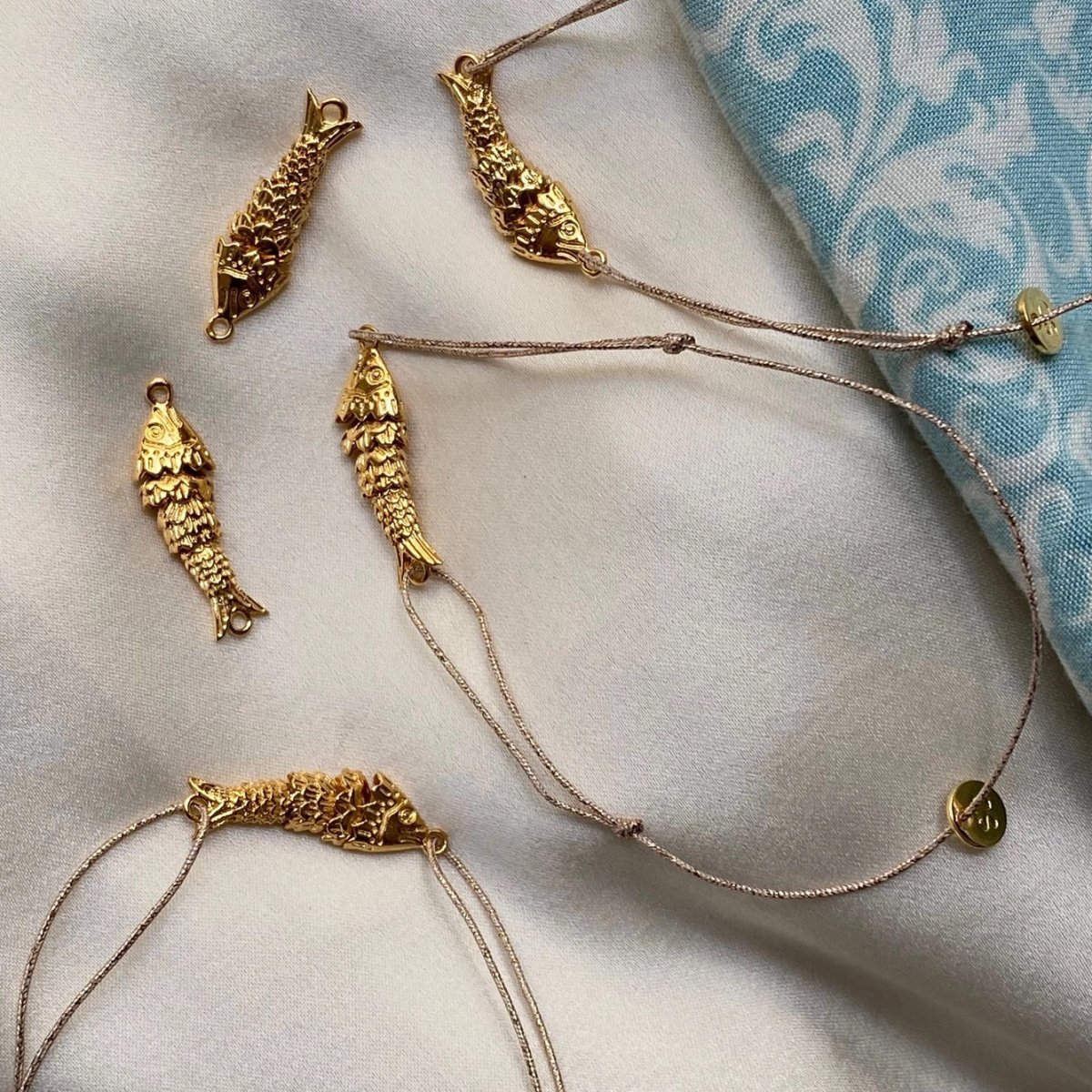 Armbänder mit vergoldeten Fischen
