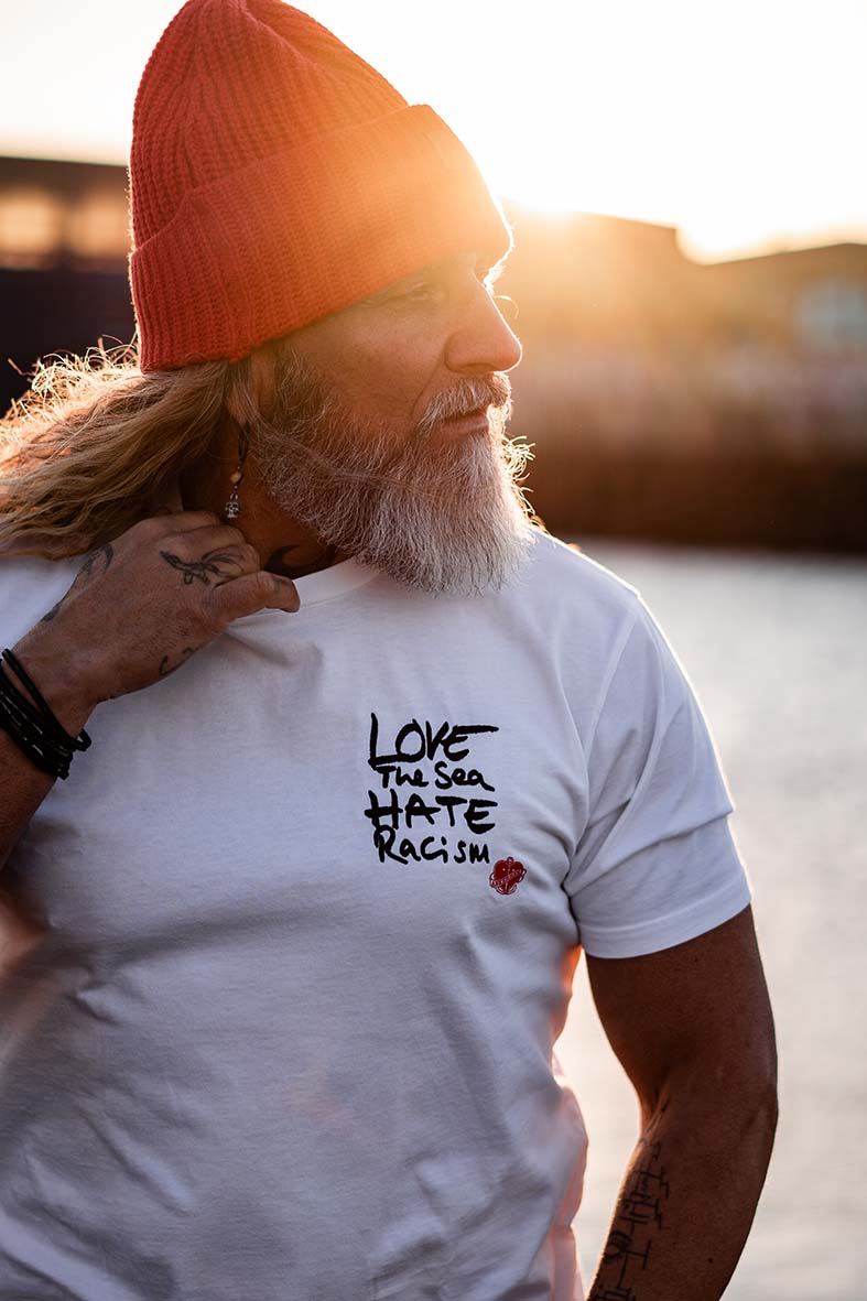 T-Shirt Love the Sea, Hate Racism | ankerherz.de